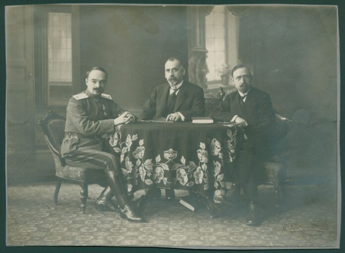 Генерал Иван Луков, Андрей Ляпчев и Симеон Радев членове на българската делегация на преговорите за примирие в Солун. ЦДА, ф. 77К, оп. 4, а.е. 1657