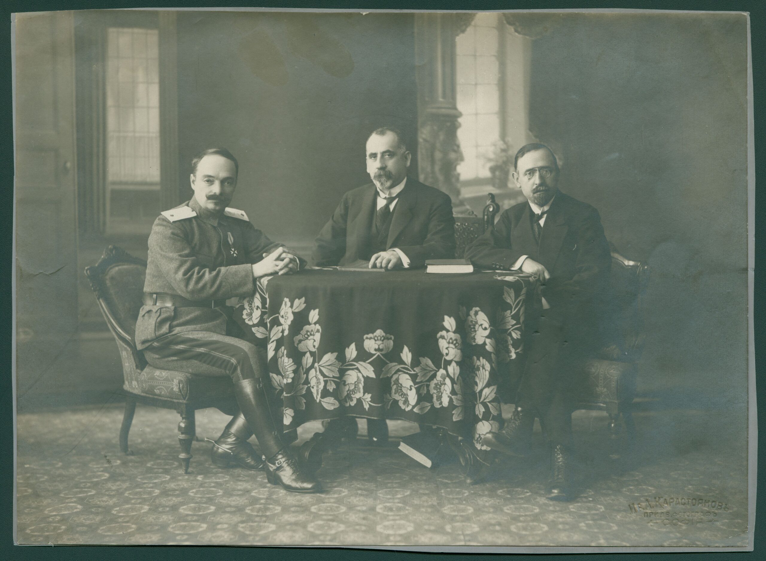  Генерал Иван Луков, Андрей Ляпчев и Симеон Радев членове на българската делегация на договарянията за помирение в Солун. ЦДА, ф. 77К, оп. 4, а.е. 1657 