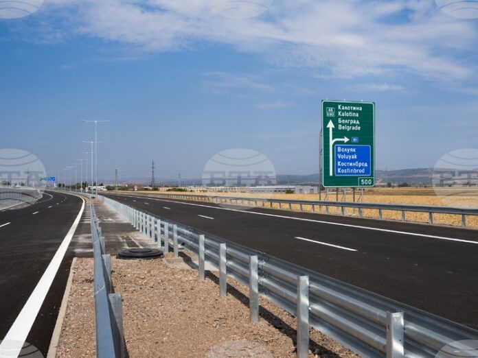 Цялата автомагистрала "Европа" ще бъде в експлоатация от днес, официално пускат последния участък