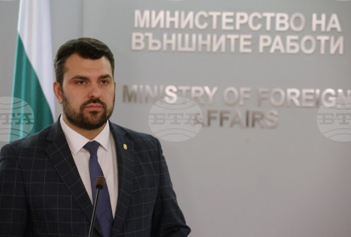 Да работим неуморно за едно обединено, достойно и силно бъдеще Да работим неуморно за едно обединено, достойно и силно бъдеще на България, каза министърът на външните работи Георг Георгиев в Деня на Съединението