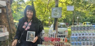 Даниела Генова от Лясковец намира удовлетворение и спокойствие в създаването на икони върху дърво и камък