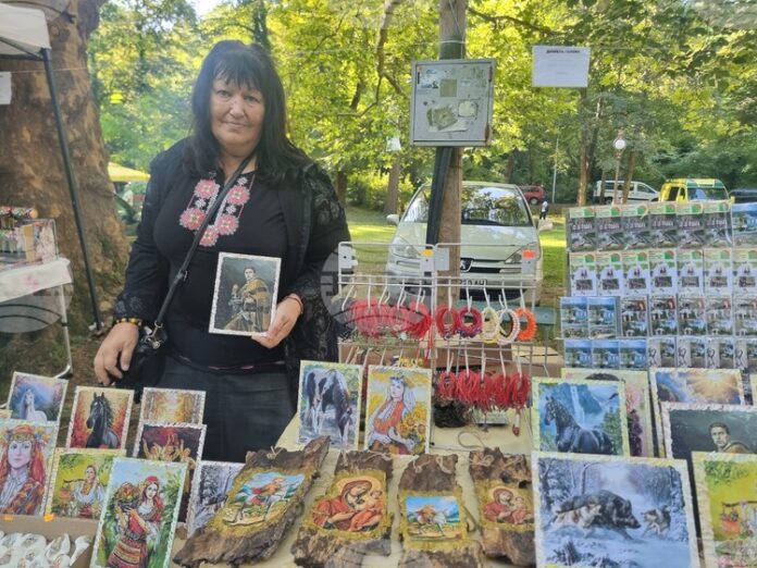 Даниела Генова от Лясковец намира удовлетворение и спокойствие в създаването на икони върху дърво и камък