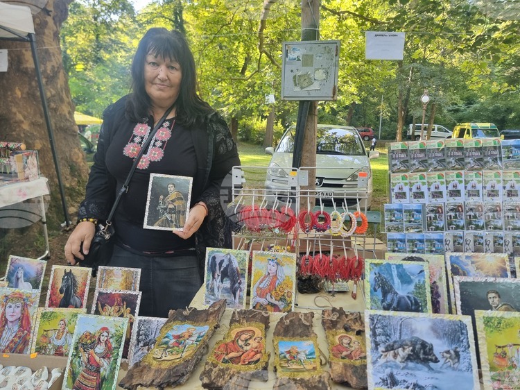 СподелиИзработването на икони на дърво и камък дава удовлетворение и