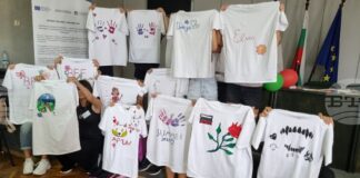 Деца и юноши твориха в арт работилница „Създай със сърце“ по инициатива на Младежкия център в Търговище