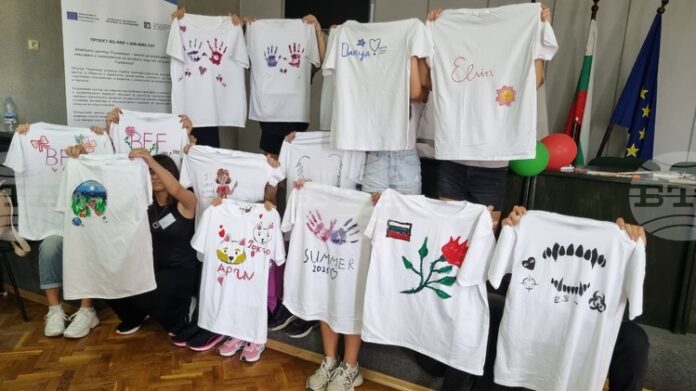 Деца и юноши твориха в арт работилница „Създай със сърце“ по инициатива на Младежкия център в Търговище