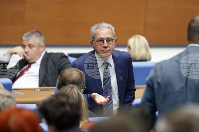 Депутатите излязоха в 15 минути почивка поради липса на кворум