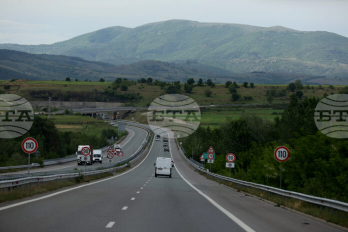 До момента са регистрирани 900 нарушители след започналото днес засичане на средна скорост на пътни отсечки, съобщи проф. Олег Асенов