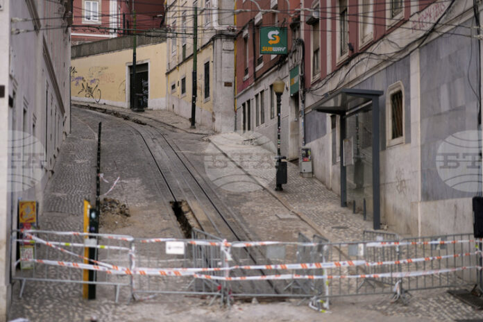 ДПА: Експерти смятат, че подмяна на кабела е довела до катастрофата с фуникуляра в Лисабон