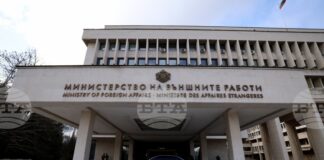 Двама млади български граждани и възрастна палестинска гражданка, член на семейството на единия, са успешно евакуирани от ивицата Газа, съобщиха от МВнР