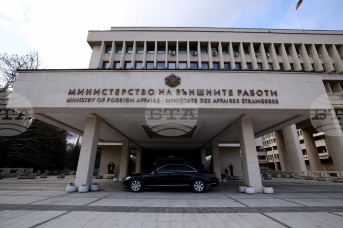 Двама млади български граждани и възрастна палестинска гражданка, член на семейството на единия, са успешно евакуирани от ивицата Газа, съобщиха от МВнР