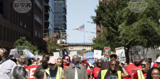 Активисти протестират срещу президента на САЩ Доналд Тръмп в Чикаго, 1 септември 2025 година.