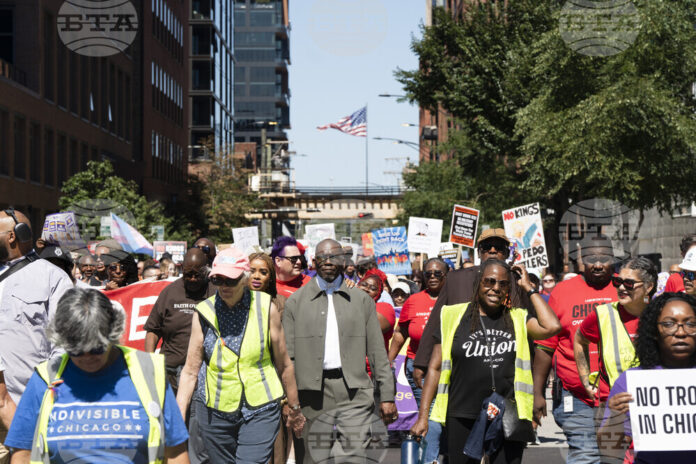 Активисти протестират срещу президента на САЩ Доналд Тръмп в Чикаго, 1 септември 2025 година.