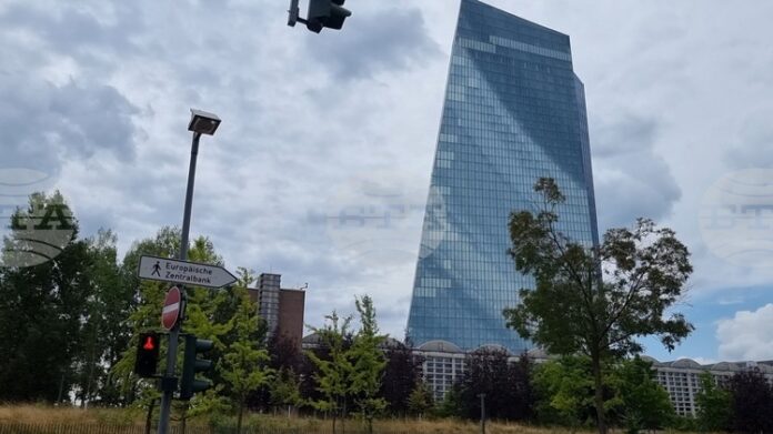 ЕЦБ ще оповести решението си за паричната политика на фона на стабилни икономически показатели и сложна среда