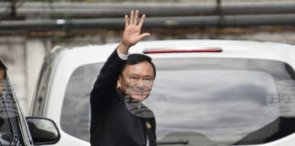 Експремиер на Тайланд Таксин Шинаватра напусна страната няколко часа преди ключово гласуване в парламента