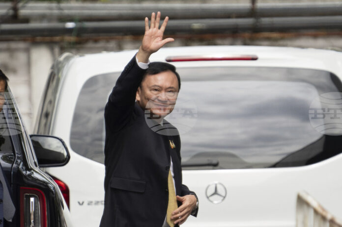 Експремиер на Тайланд Таксин Шинаватра напусна страната няколко часа преди ключово гласуване в парламента