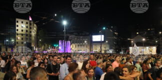 БТА, Белград (1 септември 2025) Средношколци и студенти в Сърбия излязоха на протестни разходки в различни градове в памет на 16-те жертви на жп гарата в Нови Сад