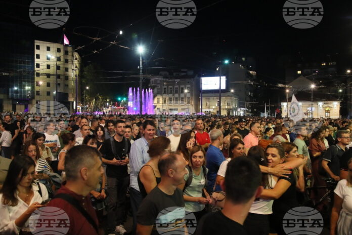 БТА, Белград (1 септември 2025) Средношколци и студенти в Сърбия излязоха на протестни разходки в различни градове в памет на 16-те жертви на жп гарата в Нови Сад