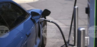 Европа рискува да задълбочи зависимостта си от Китай за батериите за електромобили, предупреждава "Делойт"