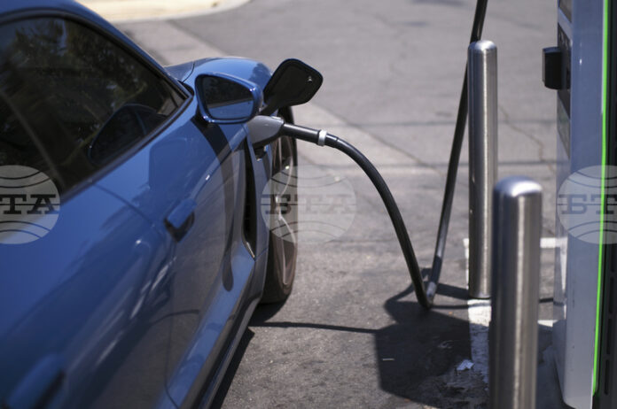 Европа рискува да задълбочи зависимостта си от Китай за батериите за електромобили, предупреждава "Делойт"