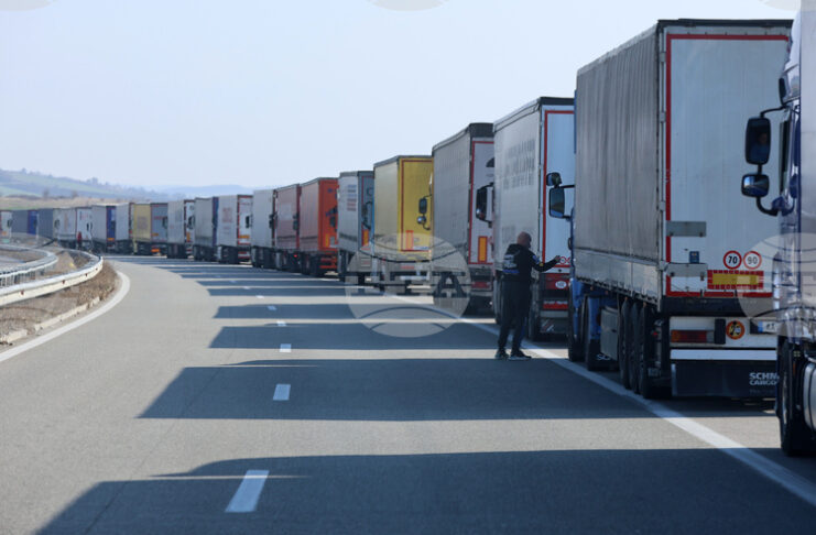 Гърция и Германия разбиха контрабандна мрежа за трафик на кокаин в Европа; наркотикът е бил скрит в камиони, регистрирани главно в България