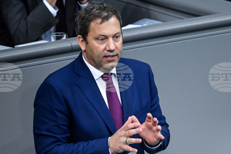 СподелиГерманският финансов министър Ларс Клингбайл обяви че страната планира значителни