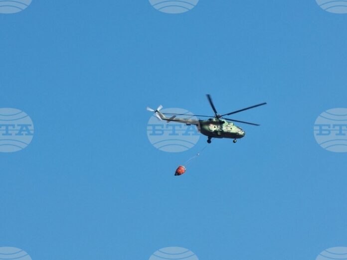 Хеликоптер Ми-17 от състава на ВВС участва в гасенето на пожара в Рила
