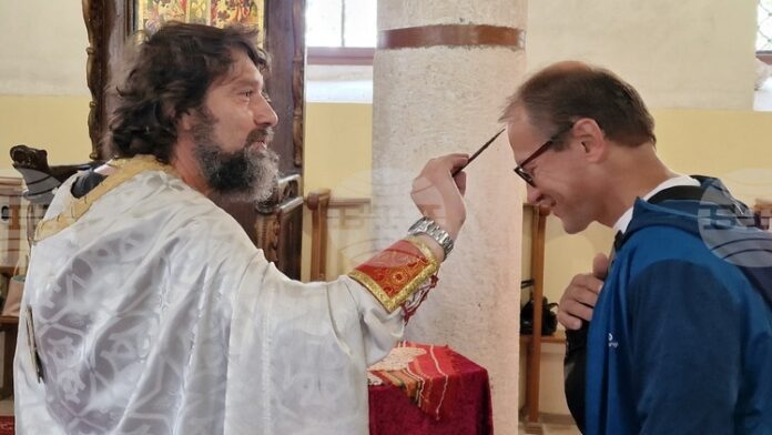 Христовият кръст се почита като най-голямата светиня вече 17 века, каза отец Николай в храма "Св. пророк Илия“ в Шумен