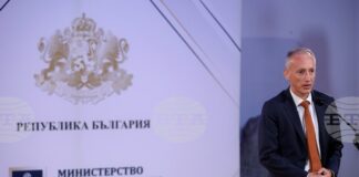 И в момента продължава записването на първокласниците, очаква се да са около 57 000 през новата учебна година, каза министър Красимир Вълчев