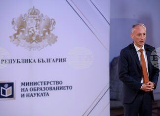 Министърът на образованието Красимир Вълчев свиква среща на образователните медиатори от област Пловдив И в момента продължава записването на първокласниците, очаква се да са около 57 000 през новата учебна година, каза министър Красимир Вълчев