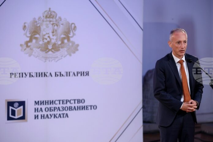 И в момента продължава записването на първокласниците, очаква се да са около 57 000 през новата учебна година, каза министър Красимир Вълчев