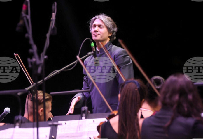 Идваме в сърцето на България, за да докоснем сърцата на хората, каза диригентът Йордан Камджалов преди концерта "Музикална магия" в Казанлък