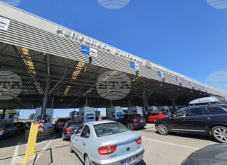 Интензивен е трафикът за леки автомобили на ГКПП „Капитан Андреево“ и „Калотина“, както и на граничните преходи с Румъния