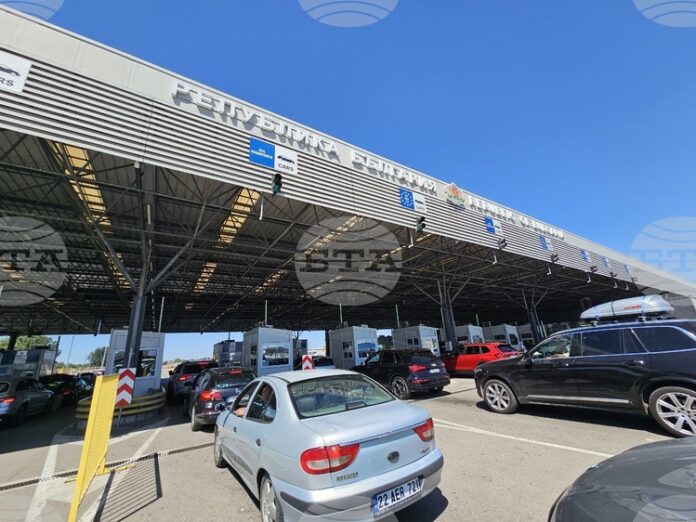 Интензивен е трафикът за леки автомобили на ГКПП „Капитан Андреево“ и „Калотина“, както и на граничните преходи с Румъния