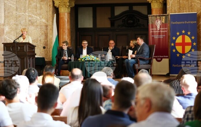 Историци от Харвард и Софийския университет представиха три гледни точки Историци от Харвард и Софийския университет представиха три гледни точки за войната и пропагандата в съвременна Европа на кръгла маса