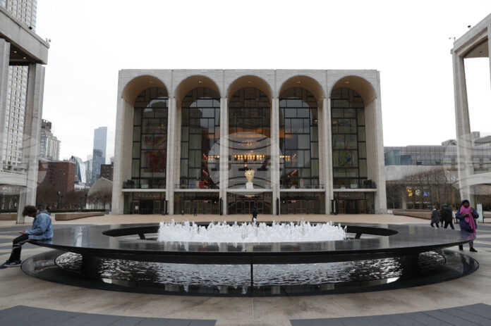 Изпитващата финансови затруднения опера „Метрополитън“ в Ню Йорк ще изнася Изпитващата финансови затруднения опера „Метрополитън“ в Ню Йорк ще изнася представления в Саудитска Арабия