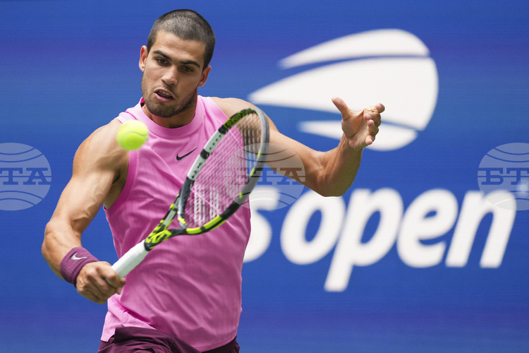 СподелиШампионът от 2022 г Карлос Алкарас се квалифицира за полуфиналите