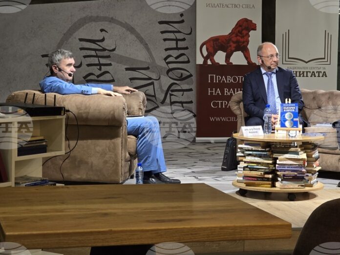 Книгата "България и еврото", посветена на влизането на страната ни Книгата "България и еврото", посветена на влизането на страната ни в еврозоната, беше представена в София