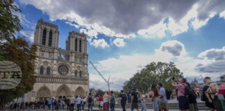 Кулите на „Нотр Дам“ отново посрещат посетители в Париж след ремонта