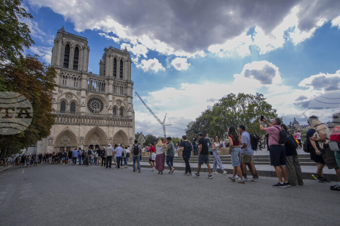 Кулите на „Нотр Дам“ отново посрещат посетители в Париж след ремонта