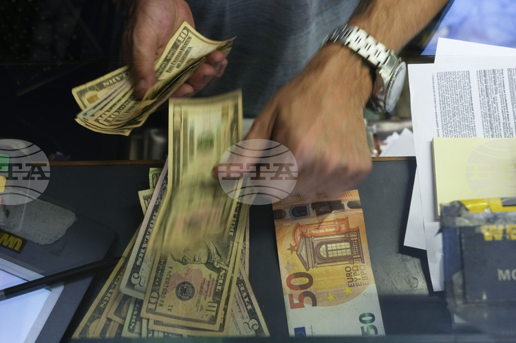 СподелиКурсът на еврото остава сравнително стабилен в сутрешната междубанкова търговия