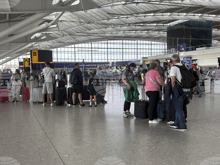 СподелиДнес терминал 4 на летище Хийтроу в Лондон Великобритания беше