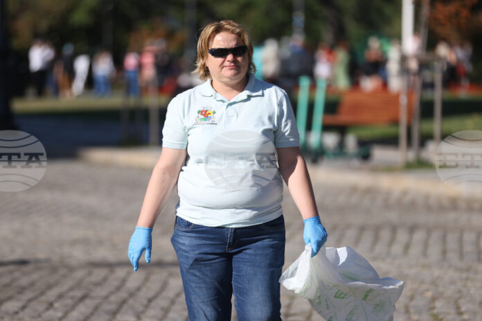 Малки и големи се включиха днес в акция за почистване на фасове от пл. "Александър Невски" в София, организирана от Столичния инспекторат