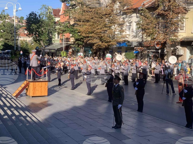 СподелиМузиканти във военни униформи от три различни нации се събраха