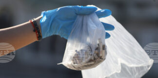 Над 10 килограма фасове са изчистени за час и половина на площад "Александър Невски", съобщиха от Столична община