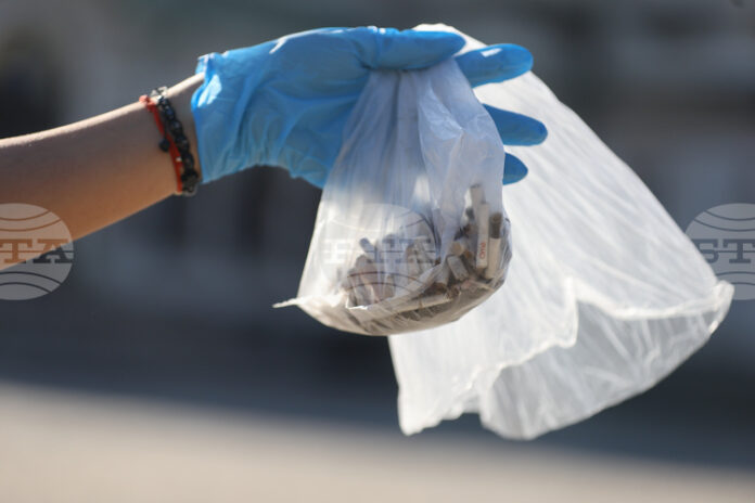 Над 10 килограма фасове са изчистени за час и половина на площад "Александър Невски", съобщиха от Столична община