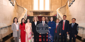 Наталия Киселова разговаря с представители на делегацията на Етническия съвет на Националното събрание на Социалистическа република Виетнам