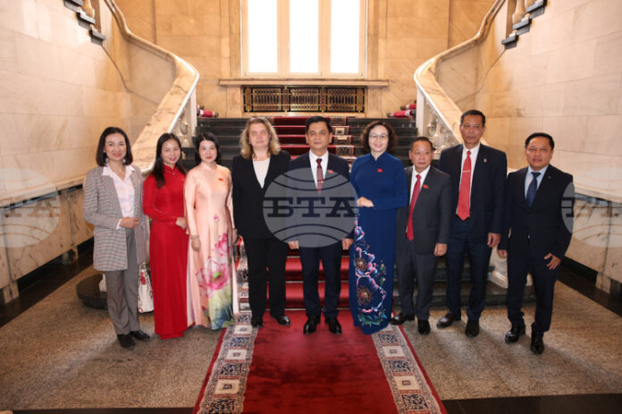 Наталия Киселова разговаря с представители на делегацията на Етническия съвет Наталия Киселова разговаря с представители на делегацията на Етническия съвет на Националното събрание на Социалистическа република Виетнам