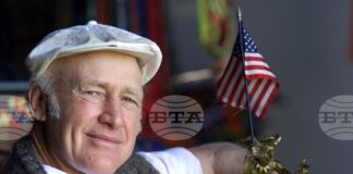 Навършват се 90 г. от рождението на писателя
                                                                                                Кен Киси – фермерът с мазоли, който описа полета на поколението си над гнездото с наркотици