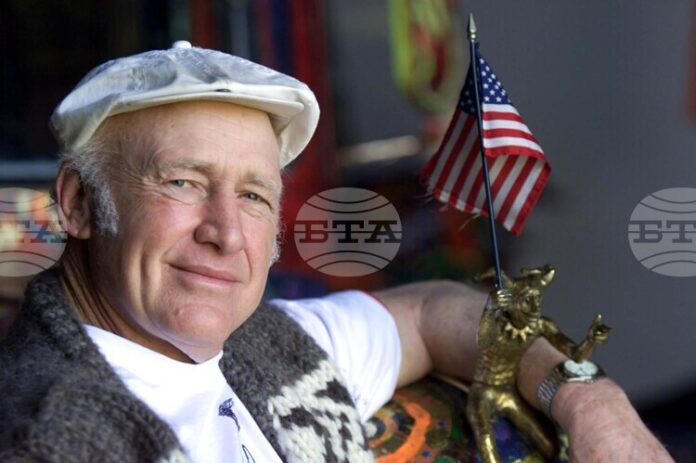 Навършват се 90 г. от рождението на писателя Кен Киси Навършват се 90 г. от рождението на писателя
Кен Киси – фермерът с мазоли, който описа полета на поколението си над гнездото с наркотици