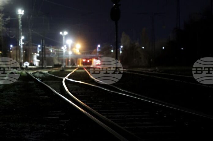 Няколко влака се движат със закъснение след като товарен влак Няколко влака се движат със закъснение след като товарен влак дерайлира на гара Илиянци